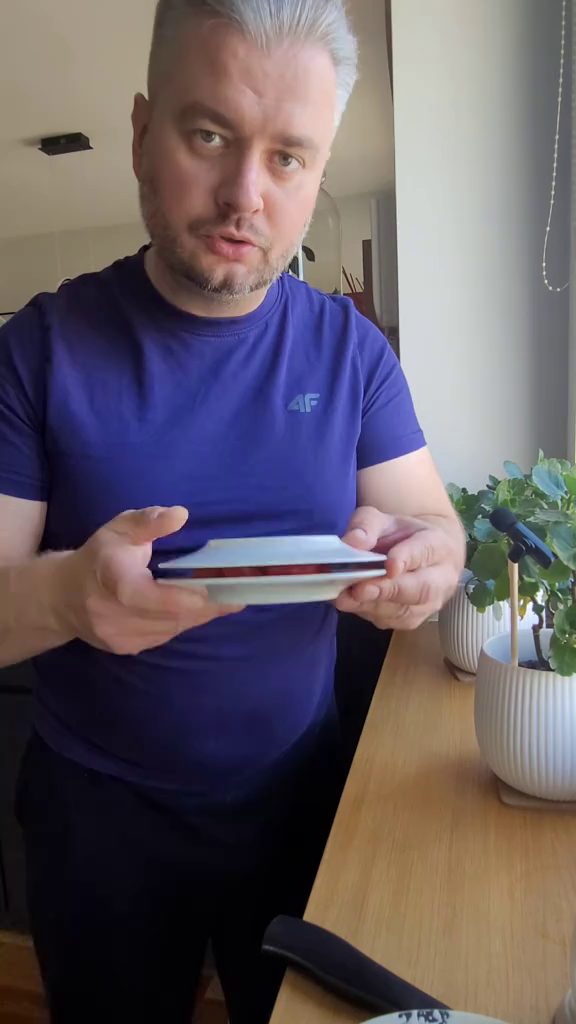 Jak pokroić pomidorki koktajlowe naraz — trik z talerzem
