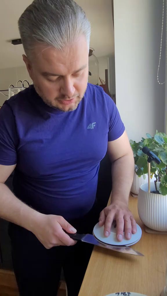 Jak kroić pomidorki koktajlowe — krok 2