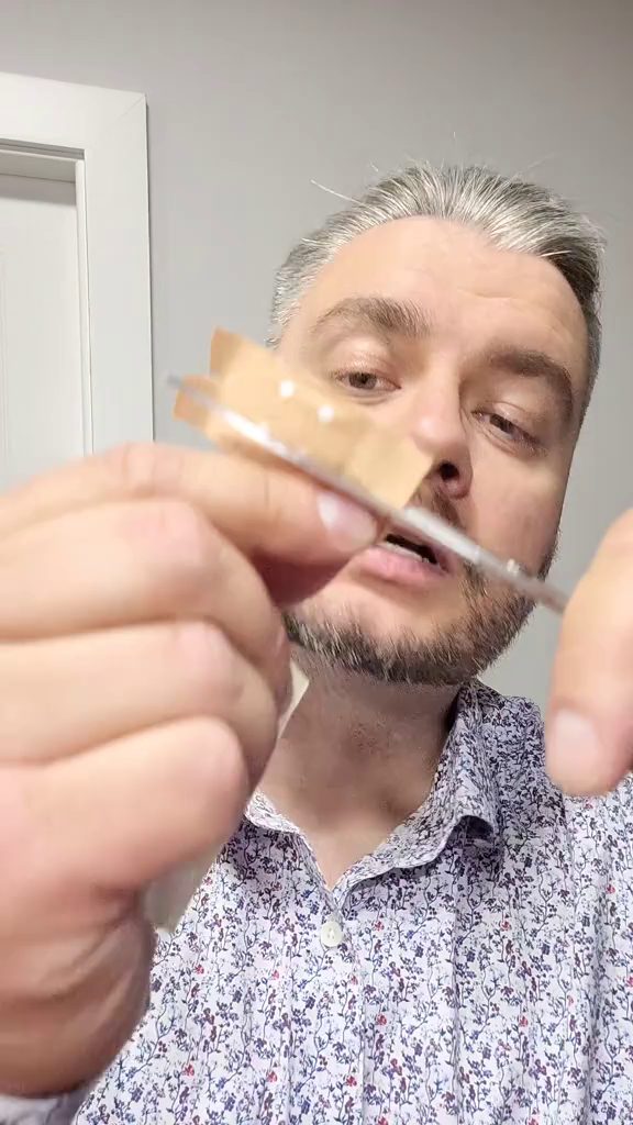 Jak nakleić plaster na palec — krok 2