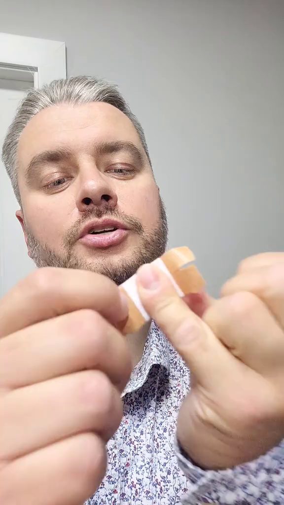 Jak nakleić plaster na palec — krok 3