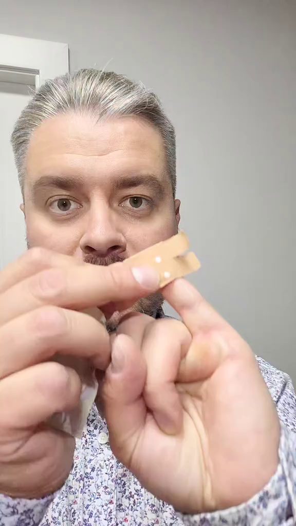 Jak nakleić plaster na palec — krok 4