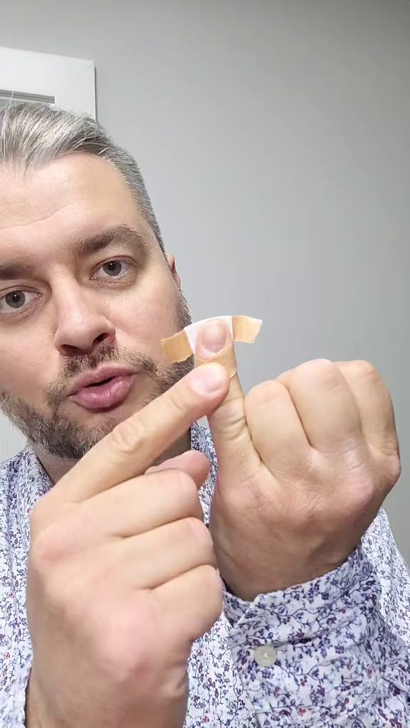 Jak nakleić plaster na palec — krok 5