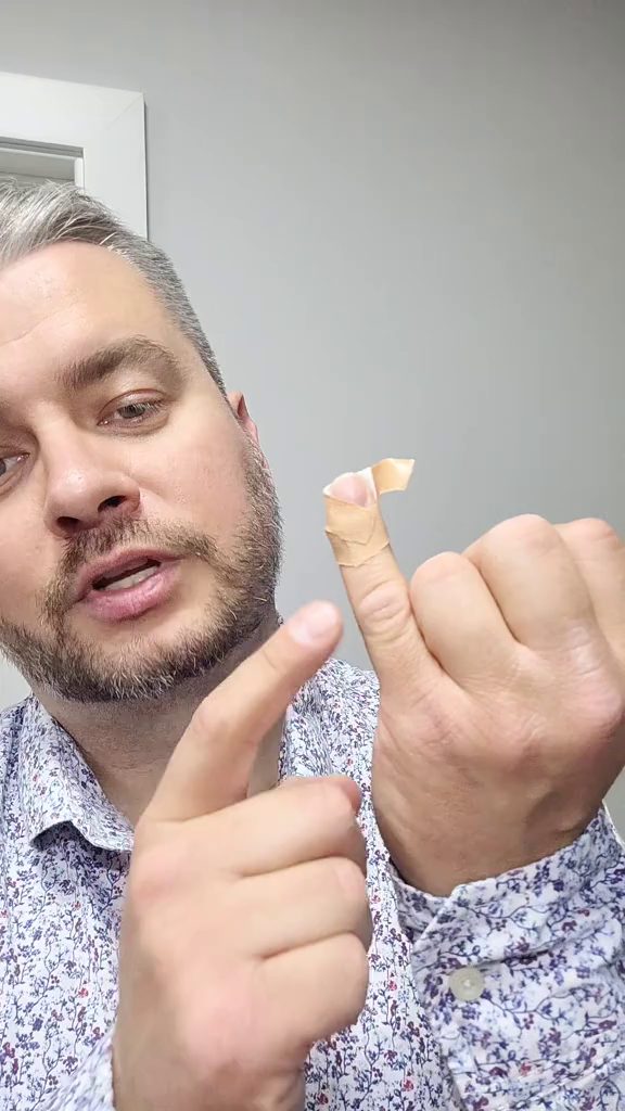 Jak nakleić plaster na palec — krok 6