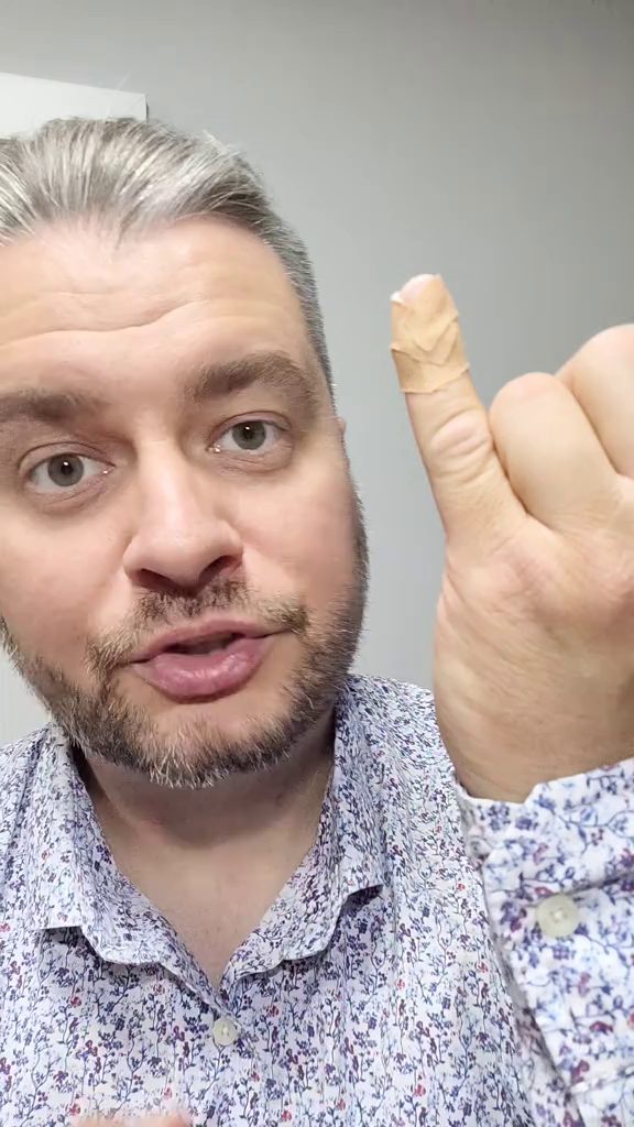 Jak nakleić plaster na palec — krok 7