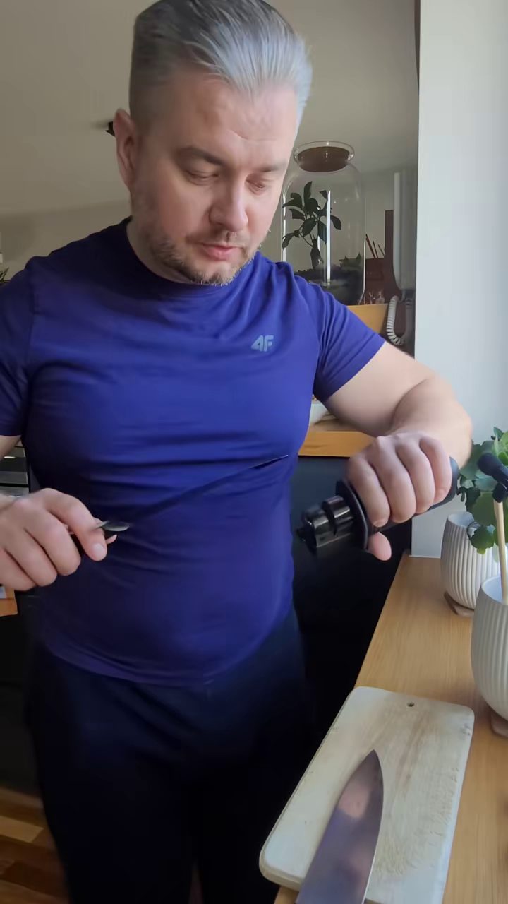 Jak naostrzyć nóż ostrzałką — krok 2
