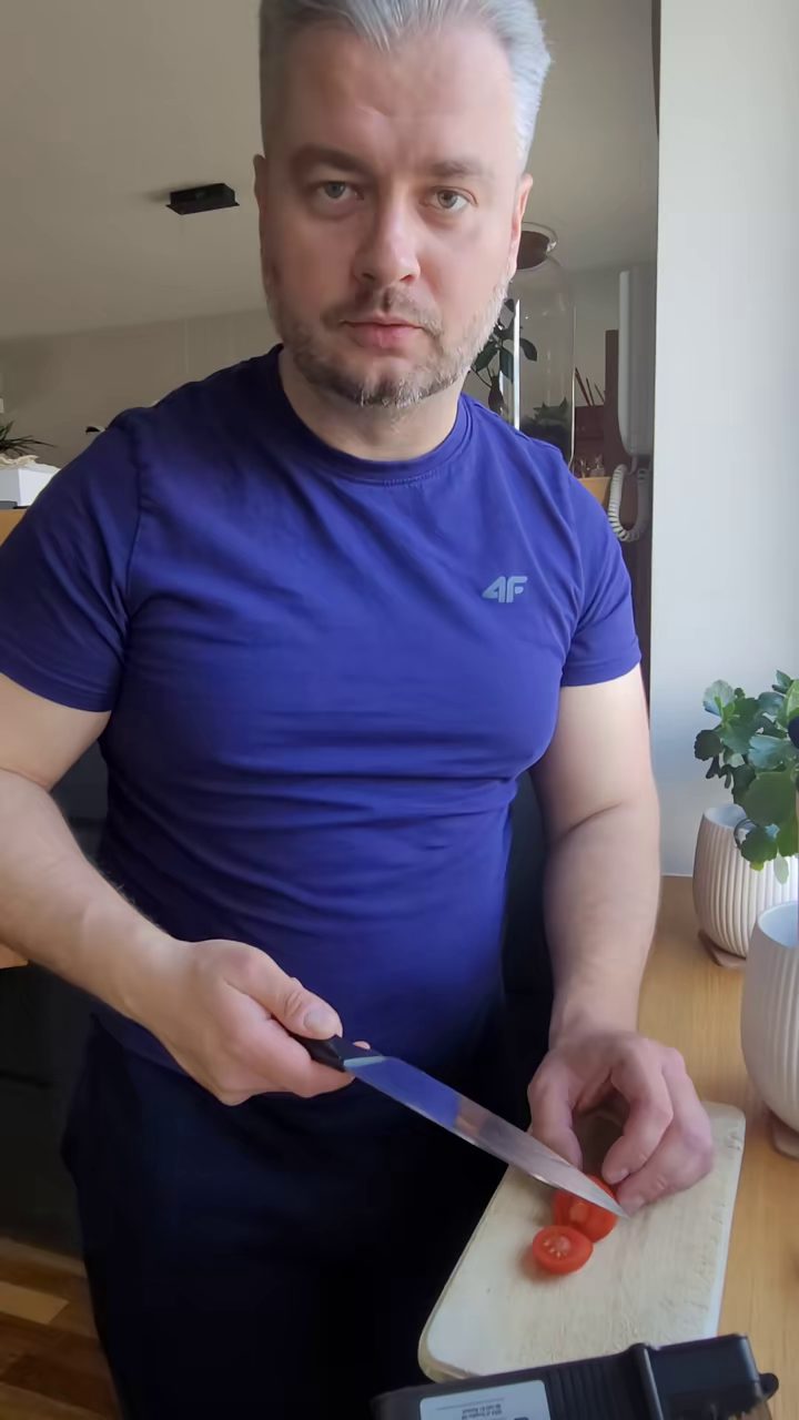 Jak naostrzyć nóż ostrzałką — krok 3