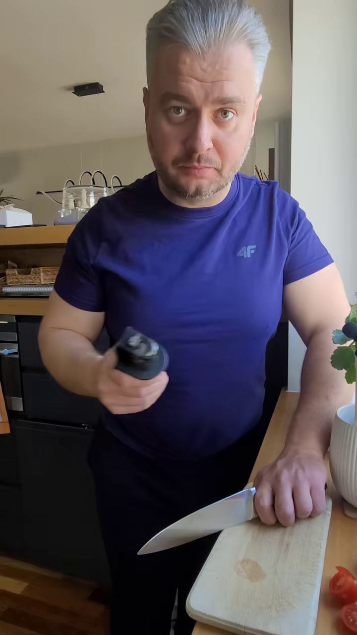 Jak naostrzyć nóż ostrzałką — krok 4