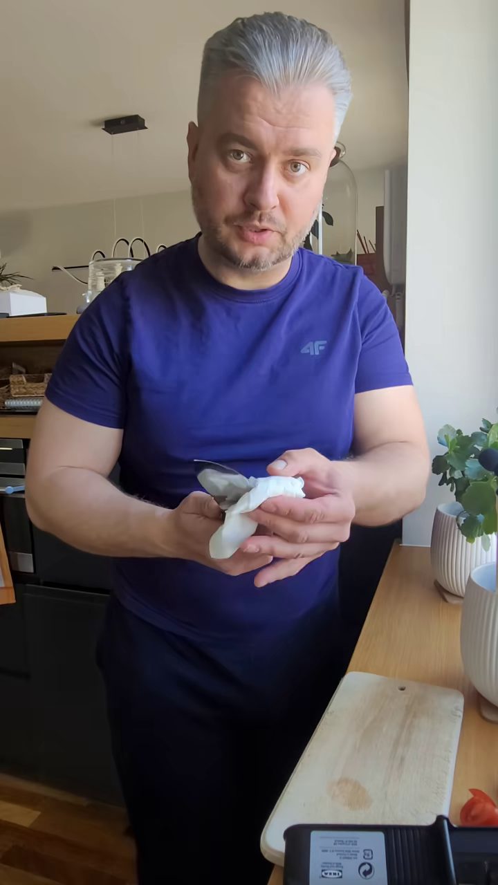 Jak naostrzyć nóż ostrzałką — krok 5