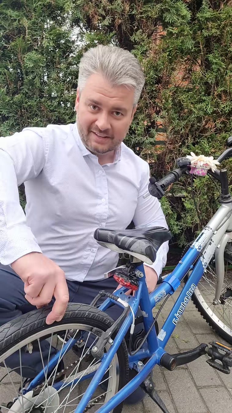 Jak napompować koło w rowerze — krok 3