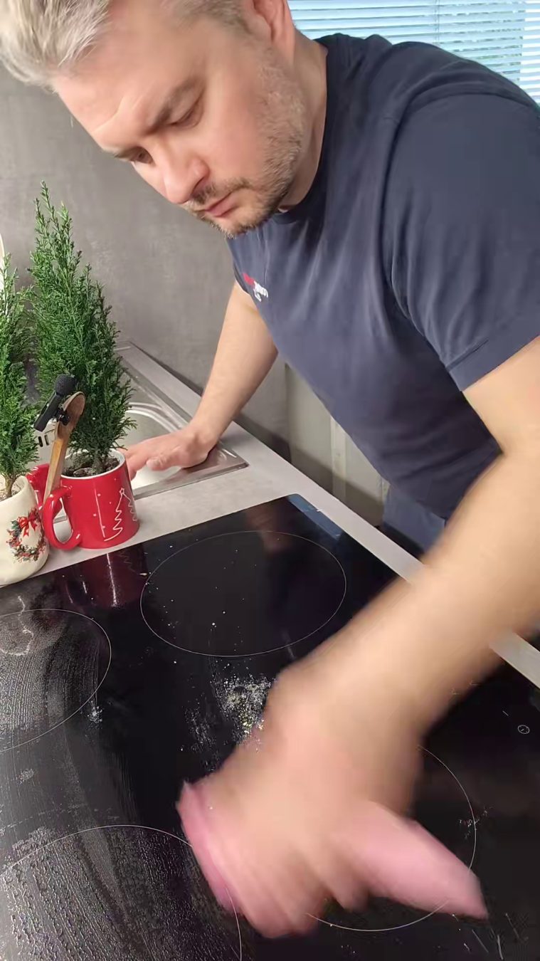 Jak wyczyścić płytę indukcyjną — krok 2