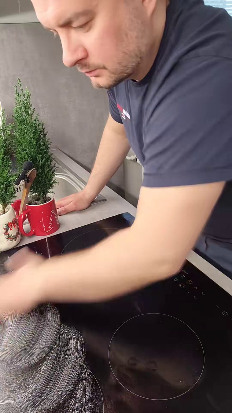 Jak wyczyścić płytę indukcyjną — krok 4