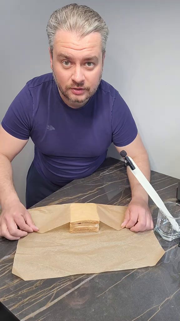 Jak zawinąć kanapkę w papier — krok 2